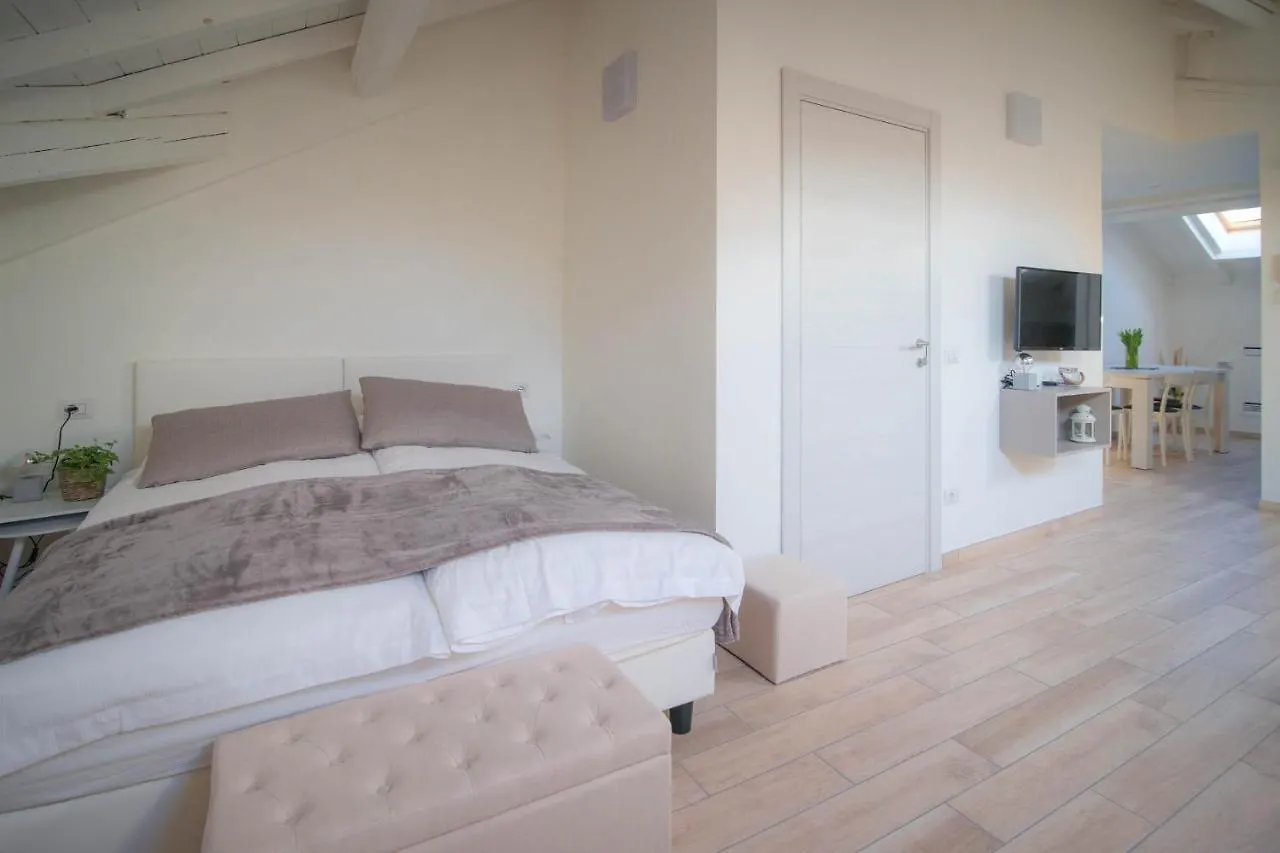 Comonfive Apartments 0*, Côme
